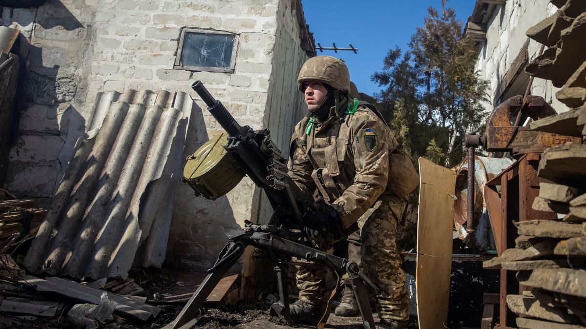 Ukrajinci u Bachmutu chystají ústup bojem